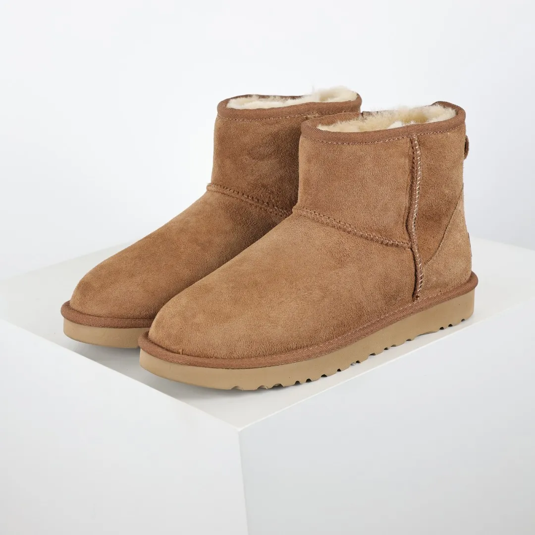 Pick up locally 💰540 Core recommendation Good price Cashmere insoles are a very suitable choice for keeping warm in winter and at home. In the new year, uug launched a series of styles, which are partial to the preferences of young consumers and have also moved to the forefront of fashion trends. Shoe body material Water-repellent coated suede upper 17mm UGGPURE™ implanted wool insole Lightweight non-slip comfortable rubber outsole With brand LOGO Trademark Comes with a full set of packaging Size: 35 36 37 38 39 40 41 42 43 44